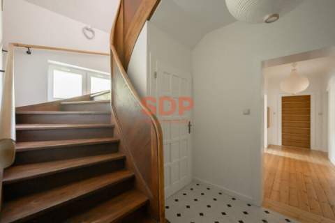Klimatyczny dom w otoczeniu zieleni, Biskupin 240 m2 / 803 m2