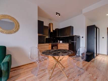 PRZESTRONNA KAWALERKA W APARTAMENTOWCU