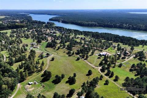 Działka nad jeziorem. Prąd, wodociąg, plaża.