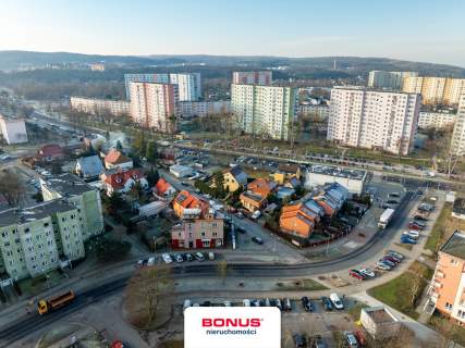 Budynek mieszkalno-usługowy 5 mieszkań 2 lokale