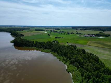 Działka inwestycyjna z linią brzegową