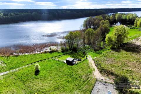 Pięknie położone działki budowlane nad jeziorem.