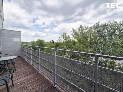 Duży balkon, zieleń za oknem, dostępne, wyposażone