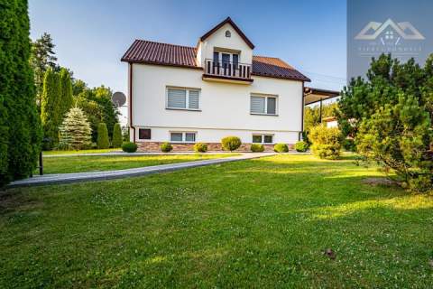 Solidny dom do zamieszkania budynki gospodarcze