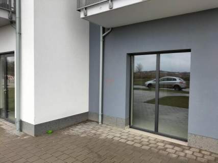 Lokal 136 m2, witryna, wejście z ulicy, parking.