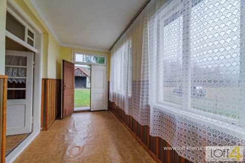 Dom pośród zieleni