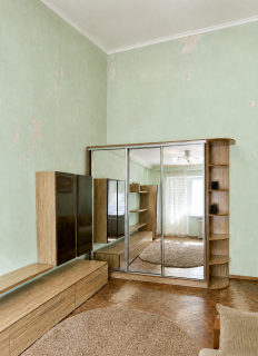 Kawalerka z oddzielną kuchnią, ścisłe Centrum, kamienica