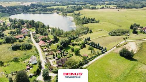 Dom nad jeziorem z dużą zagospodarowaną działką
