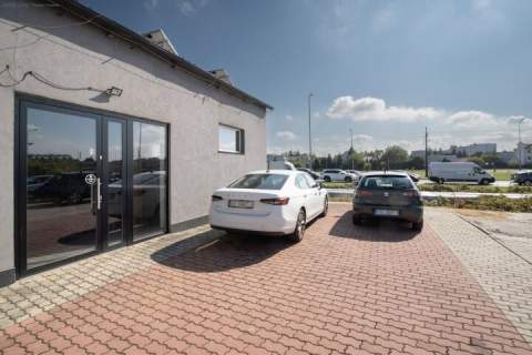 Lokal handlowo- usługowy, parking. Płaszów
