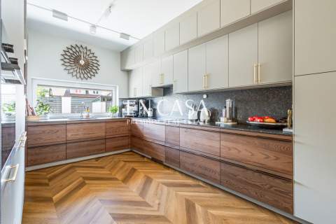 Nowoczesny bliźniak z 2025 r w centrum Łomianek