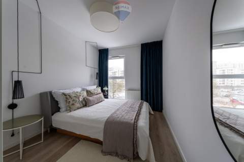 Apartamentowiec, umeblowane, okna na skwer, 2 pok.