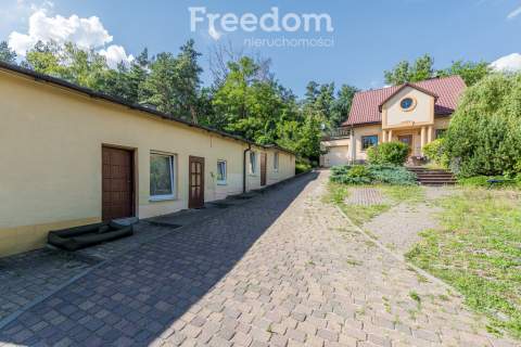 Działka 1379 m2 z zabudową 2 domów w Wesołej