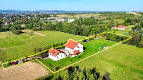 POSIADŁOŚĆ Z DWOMA DOMAMI I PRZESTRONNĄ DZIAŁKĄ, 52,5 AR, ŻÓŁKÓ