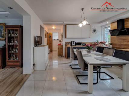Przestronny dom wolnostojący z garażem na 2 auta