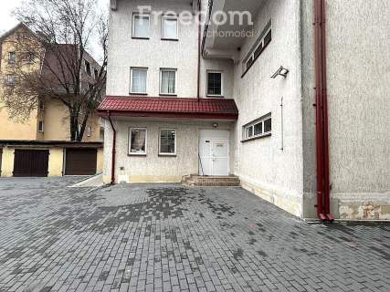 Na wynajem 3 piętra w budynku handlowo-usługowym