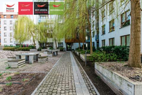 kawalerka na Garnizonie z ogródkiem i halą garażow