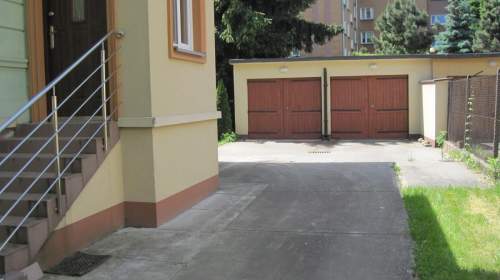 Zabytkowy dworek położony w centrum części miasta
