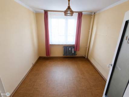 2 lub 3 pokoje, loggia,1 piętro, winda