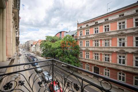 kawalerka z osobną kuchnią piekna kamienica balkon