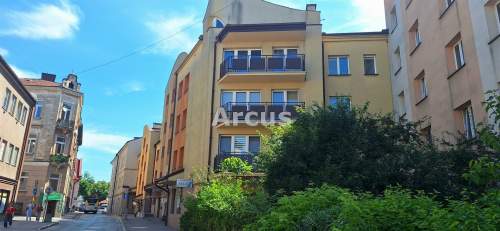 mieszkanie w bloku z dużym balkonem