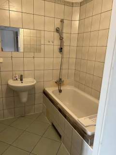 Na wynajem 2-pokojowe mieszkanie - 43 m2, parter z balkonem