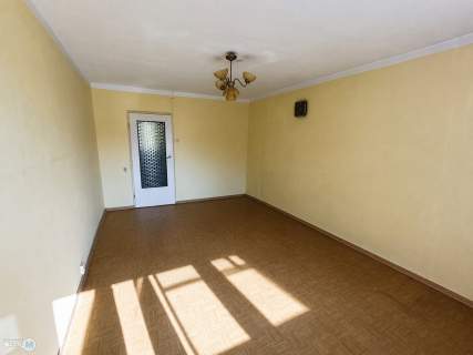 2 lub 3 pokoje, loggia,1 piętro, winda