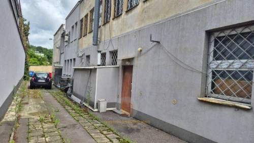 Lokal z piwnicą na różne usługi, salon urody lub bar