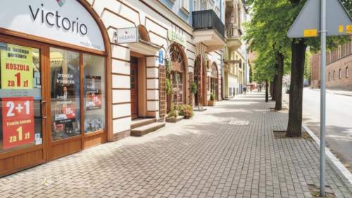 Lokal na parterze z możliwością przerobienia na mieszkanie.