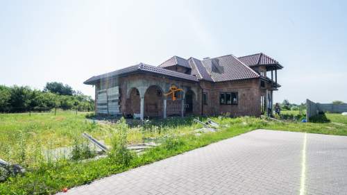 Wolnostojący dom do wykończenia. Działka 31 ar