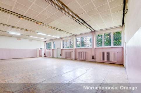 Budynek biurowo-usługowy przy drodze wojewódzkiej