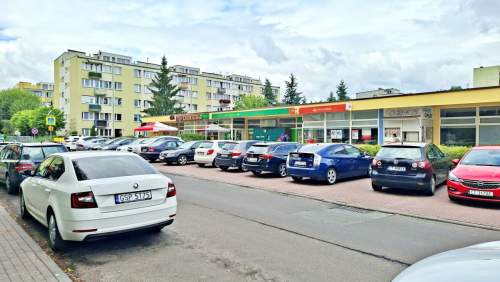 Lokal z witryną w pasażu handlowym blisko UMK