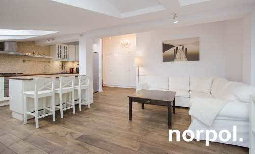 Przestronny apartament z osobną sypialnią i balkonem w centrum...