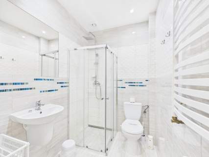 Obiekt hotelowy nad jeziorem na Mazurach.