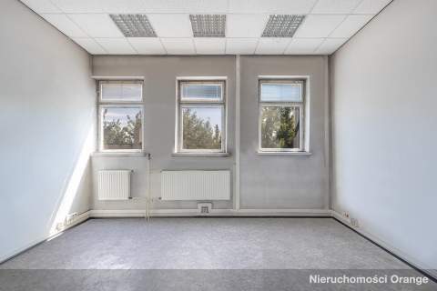 Budynek biurowy z miejscami parkingowymi