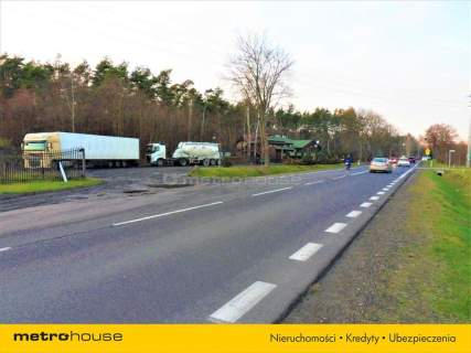 Ogrodzona działka przy trasie szybkiego ruchu.