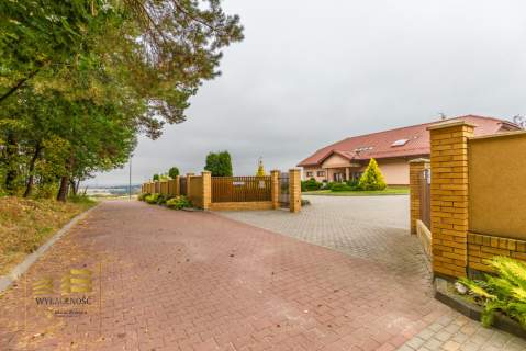 Hotel z restauracją 1500 m - duża działka 4400 m 