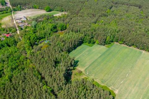 Budowlana 2300 m ze stawem i zielenią