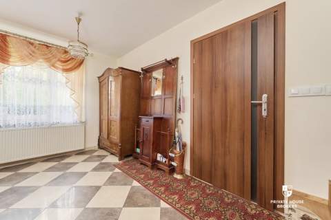 Duży, narożny dom w cichej okolicy