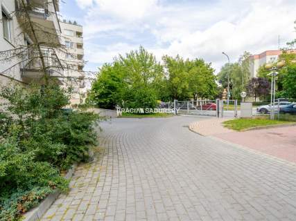 Ustawne 2 pokojowe mieszkanie w apartamentowcu.