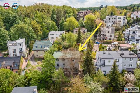 Kilka budynków gosp. 13KW foto Urządzony ogród