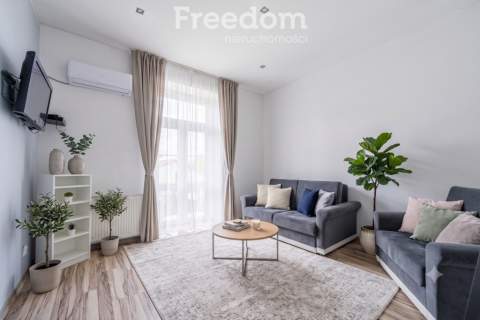 Klimatyczna kawalerka z klimatyzacją w kamienicy