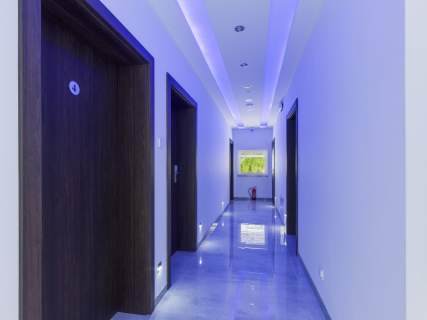 Obiekt hotelowy nad jeziorem na Mazurach.