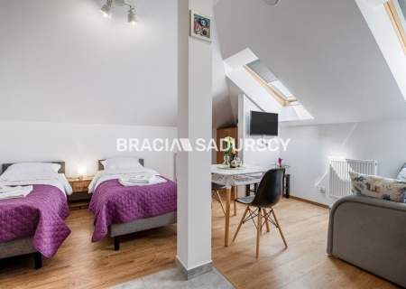 Budynek z 6 niezależnymi apartamentami.