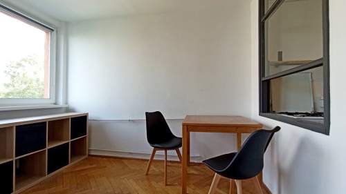 Kawalerka z oddzielną kuchnią i balkonem- Solec 79