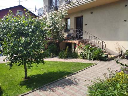 Gotowy do zamieszkania dom z ogrodem i garażem Brzeszcze