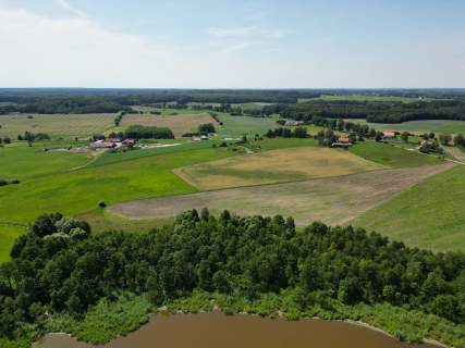Działka inwestycyjna z linią brzegową