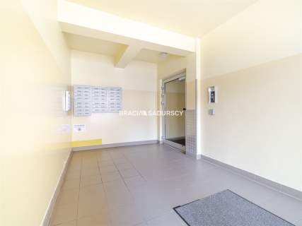 Ustawne 2 pokojowe mieszkanie w apartamentowcu.