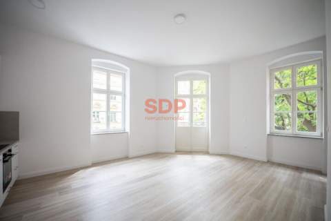 urokliwa kawalerka w odrestaurowanej kamienicy balkon