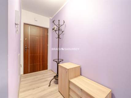 Ustawne 2 pokojowe mieszkanie w apartamentowcu.