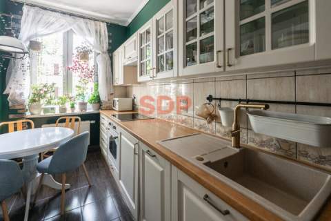 Klimatyczna kamienica po remoncie 60 m2, dębowe podłogi, balkon